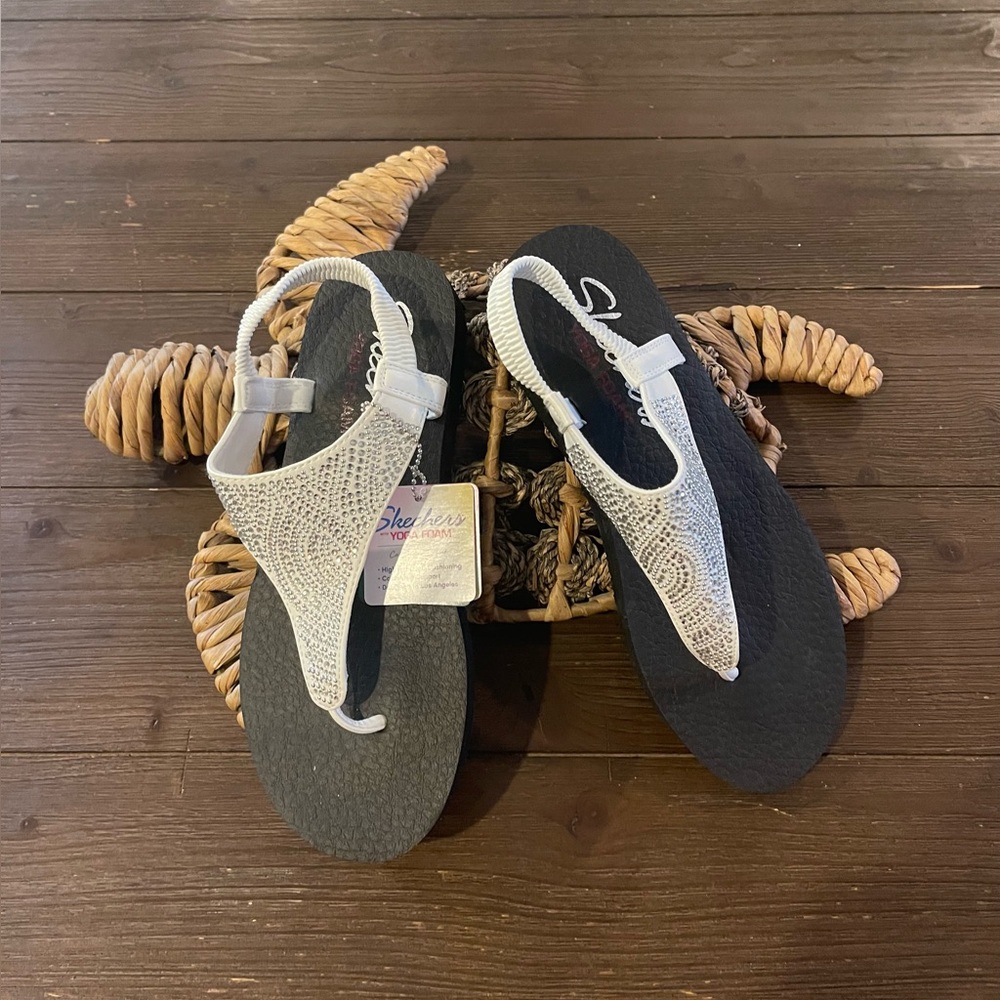 NWT Skechers T Strap Flip Flops